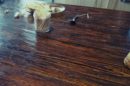 Il tavolo di legno in cucina